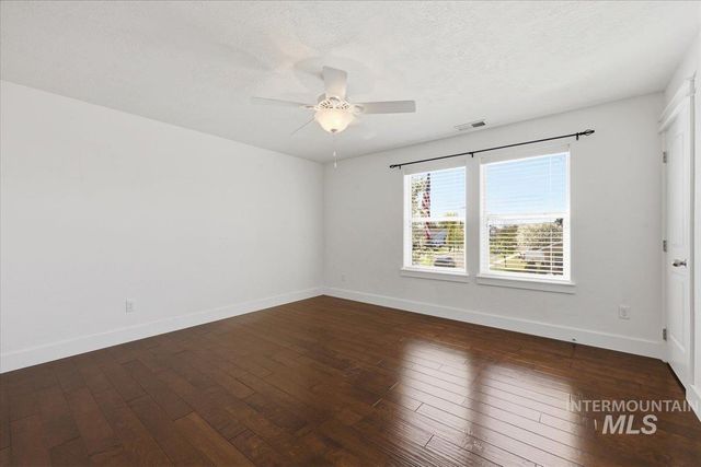 1406 W Crystal Falls Ave, Nampa, ID 83651