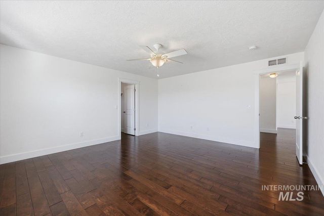 1406 W Crystal Falls Ave, Nampa, ID 83651