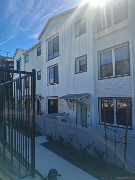 2518 Delphinium Ln, Carlsbad, CA 92008