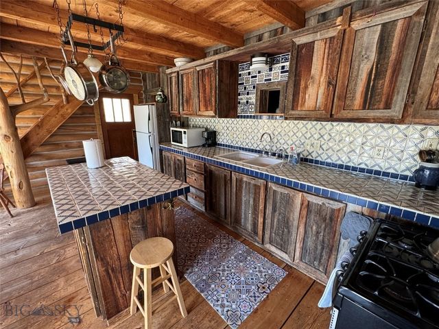 9 Grizzly Meadow Road, Emigrant, MT 59027