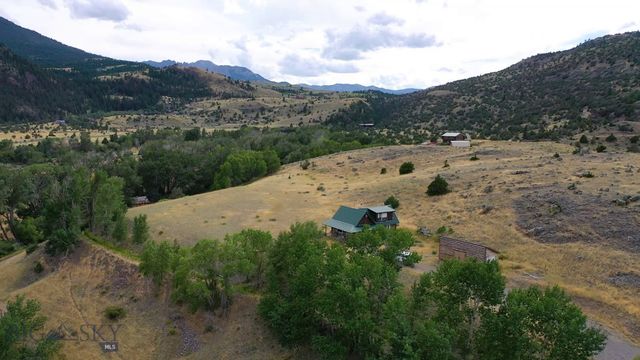 9 Grizzly Meadow Road, Emigrant, MT 59027