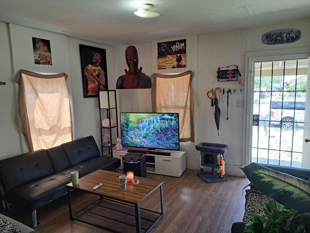 374 N Poplar Avenue, Fresno, CA 93701