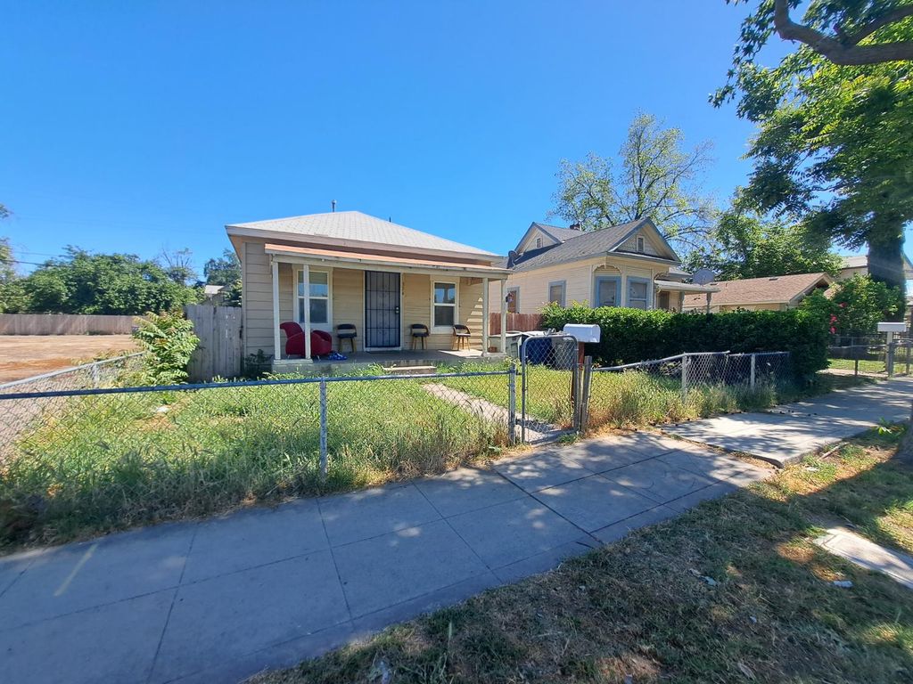 374 N Poplar Avenue, Fresno, CA 93701
