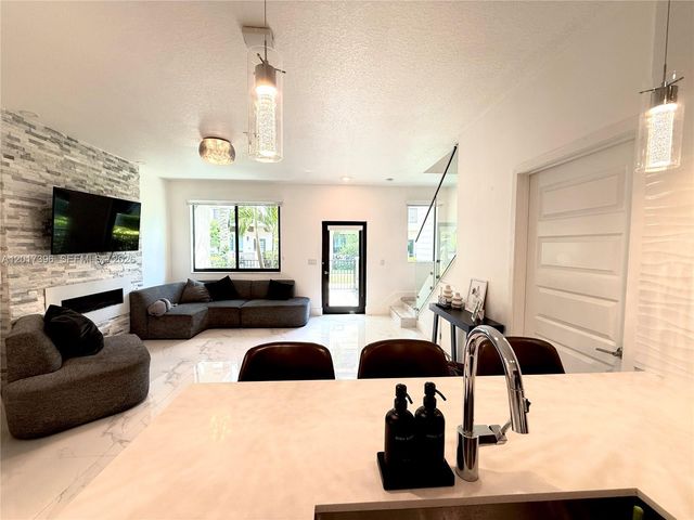 4680 NW 83rd Path 4680, Doral, FL 33166