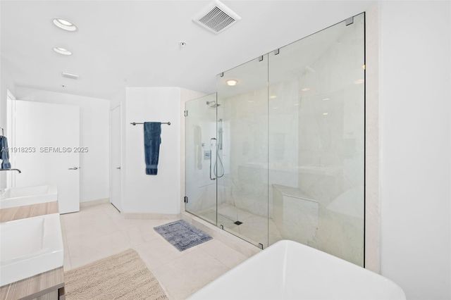 17111 Biscayne Boulevard 2103, North Miami Beach, FL 33160