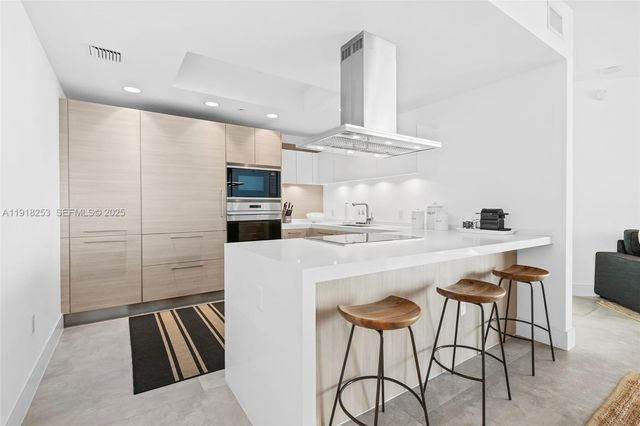 17111 Biscayne Boulevard 2103, North Miami Beach, FL 33160