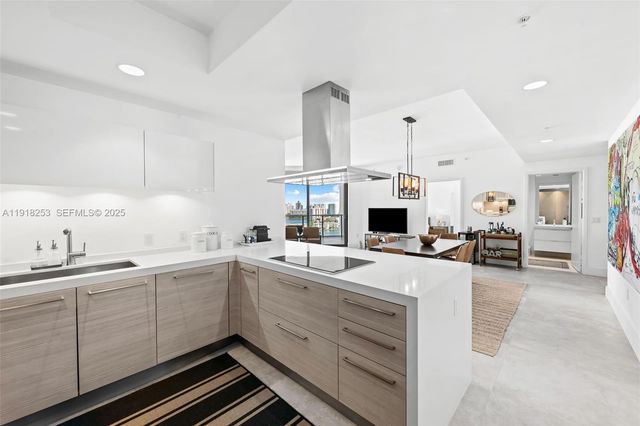 17111 Biscayne Boulevard 2103, North Miami Beach, FL 33160