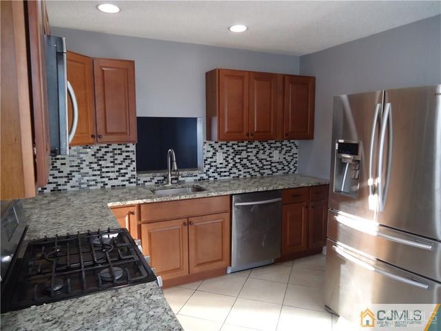 28 Kingston Run, North Brunswick, NJ 08902