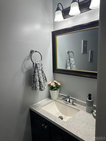 28 Kingston Run, North Brunswick, NJ 08902