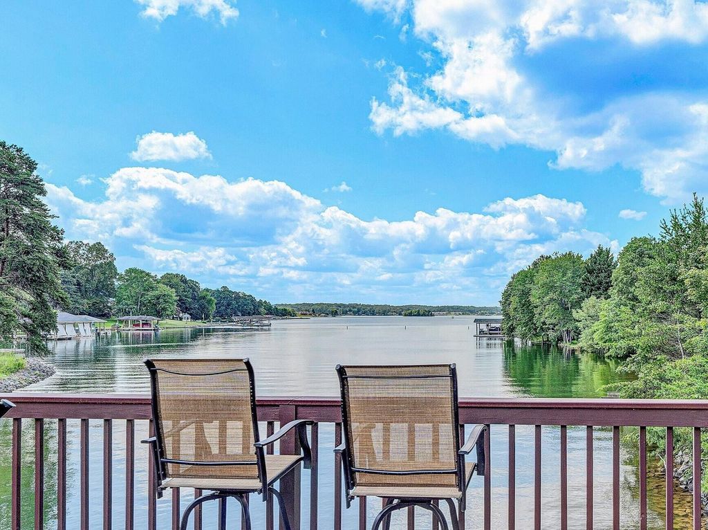 116 Deer Creek DR, Moneta, VA 24121