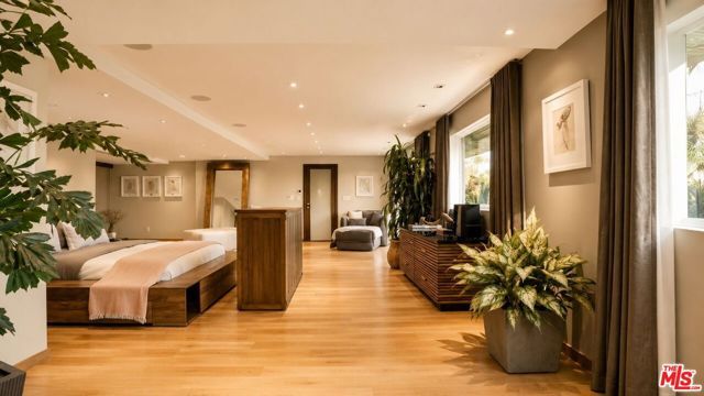8740 W St Ives Drive, Los Angeles, CA 90069