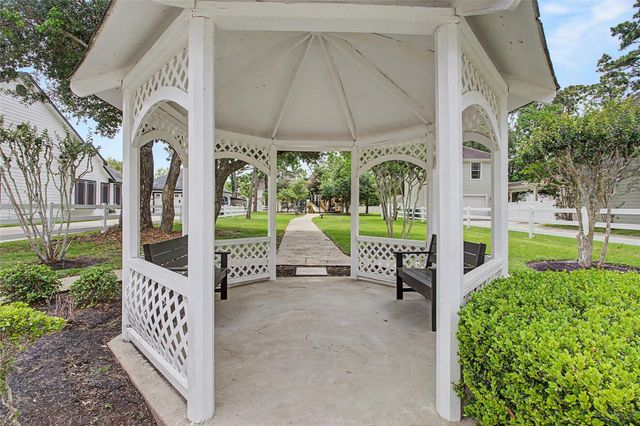 54 Middle Borondo, La Marque, TX 77568