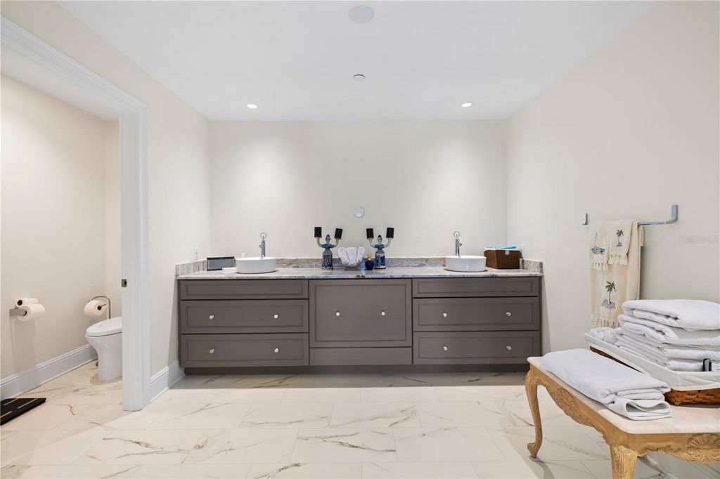 Image 23 of property listing at 1 PALM TERRACE 604, Clearwater, FL 33756