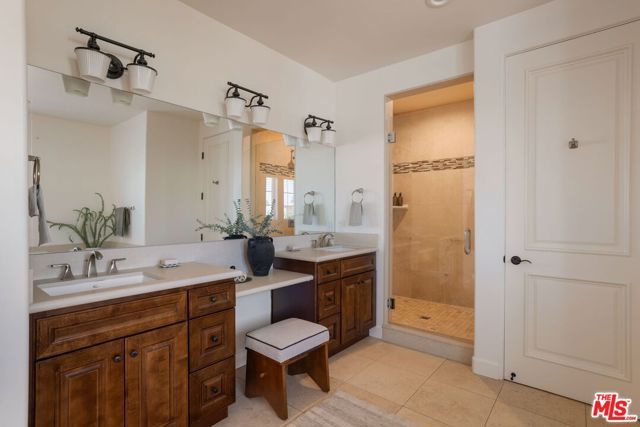 18322 Columbus Circle, Tarzana (los Angeles), CA 91356