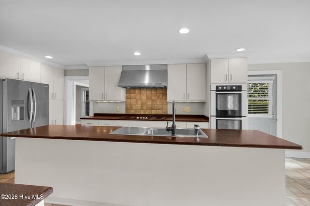 7000 Club House Drive, New Bern, NC 28562