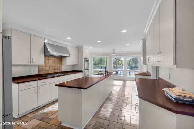 7000 Club House Drive, New Bern, NC 28562