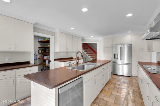 7000 Club House Drive, New Bern, NC 28562