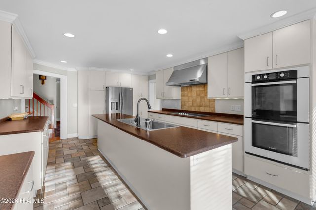 7000 Club House Drive, New Bern, NC 28562