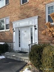 132 Heritage Hill Road APT A, New Canaan, CT 06840