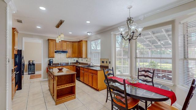 106 Plum Circle, Lake Jackson, TX 77566