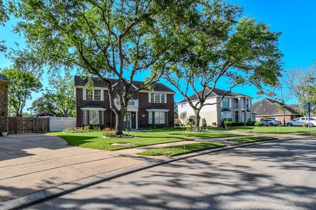 106 Plum Circle, Lake Jackson, TX 77566