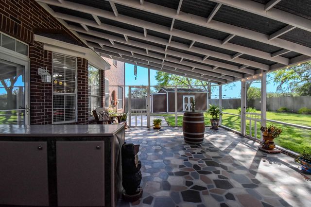 106 Plum Circle, Lake Jackson, TX 77566