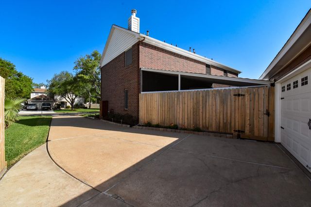 106 Plum Circle, Lake Jackson, TX 77566
