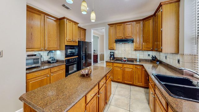 106 Plum Circle, Lake Jackson, TX 77566