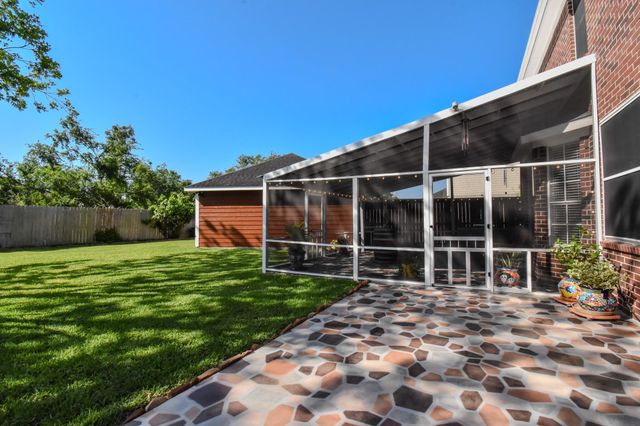 106 Plum Circle, Lake Jackson, TX 77566