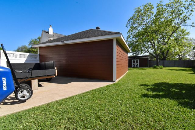 106 Plum Circle, Lake Jackson, TX 77566