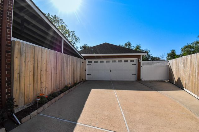 106 Plum Circle, Lake Jackson, TX 77566