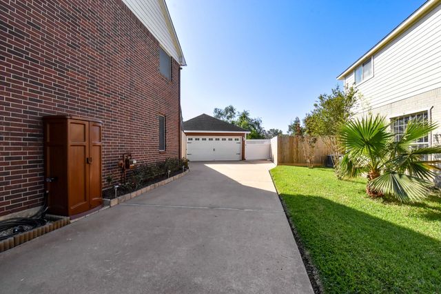 106 Plum Circle, Lake Jackson, TX 77566