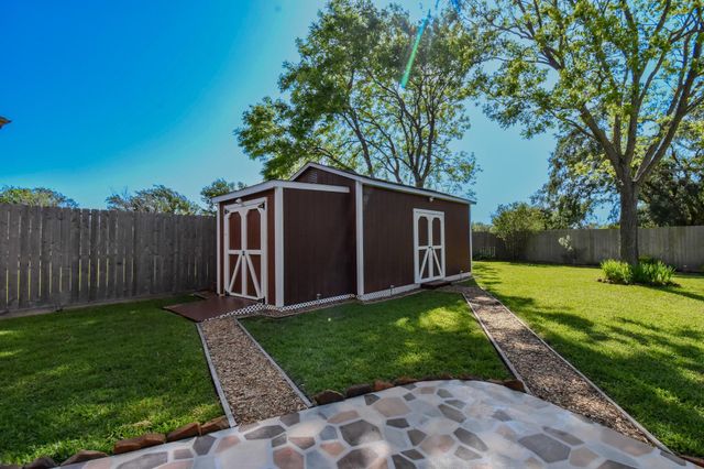 106 Plum Circle, Lake Jackson, TX 77566
