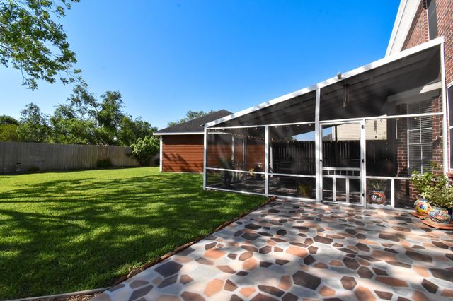 106 Plum Circle, Lake Jackson, TX 77566
