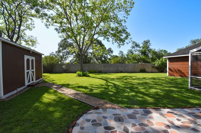 106 Plum Circle, Lake Jackson, TX 77566