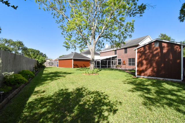 106 Plum Circle, Lake Jackson, TX 77566