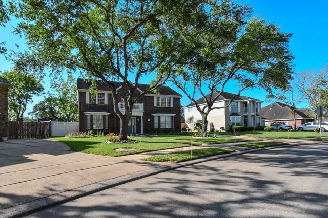 106 Plum Circle, Lake Jackson, TX 77566