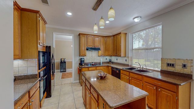 106 Plum Circle, Lake Jackson, TX 77566