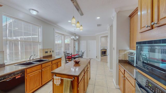 106 Plum Circle, Lake Jackson, TX 77566
