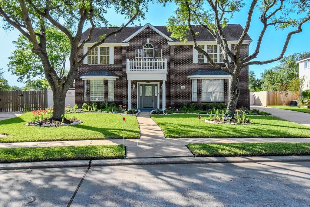 106 Plum Circle, Lake Jackson, TX 77566