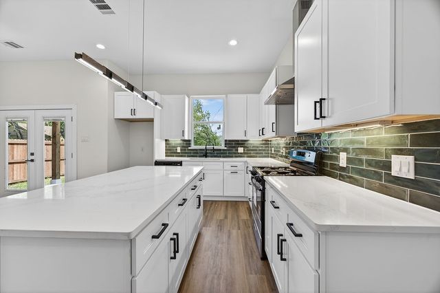 2701 S Jones Street, Fort Worth, TX 76104