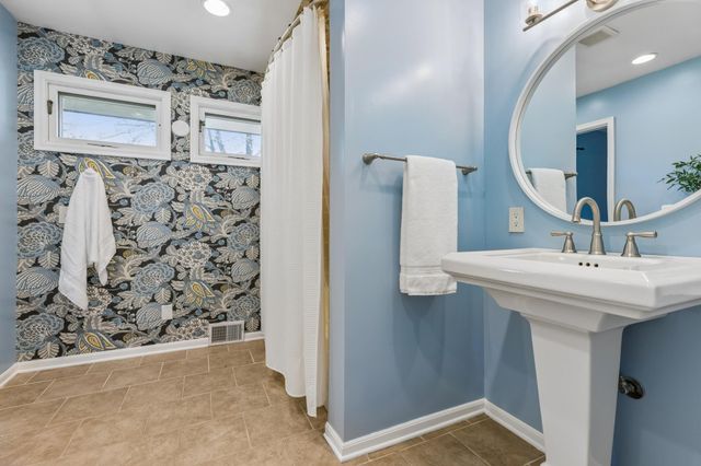 2700 Quail Avenue N, Golden Valley, MN 55422