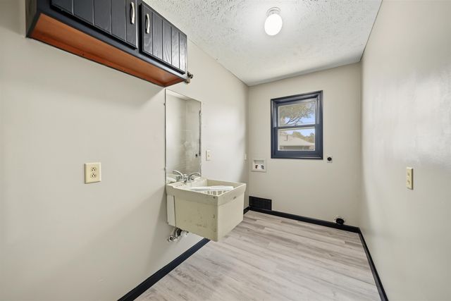 1114 Revere Dr, Salina, KS 67401