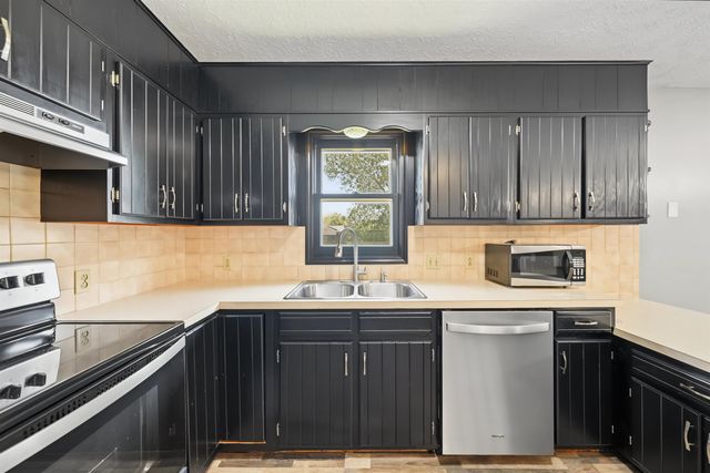 1114 Revere Dr, Salina, KS 67401