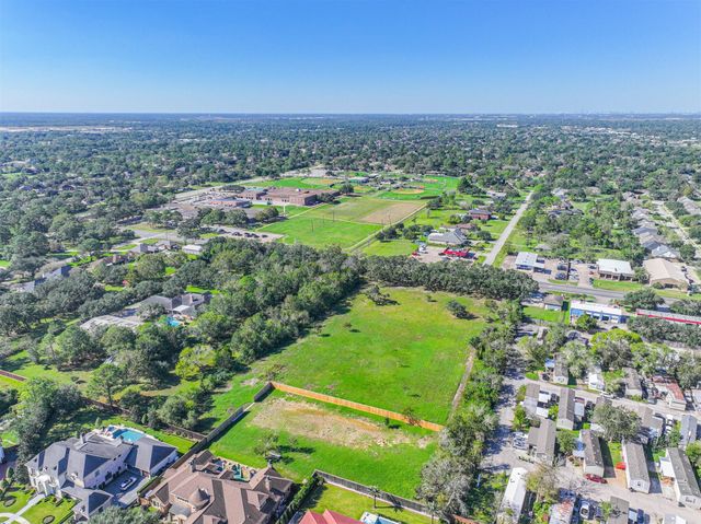 300 W Edgewood Drive, Friendswood, TX 77546