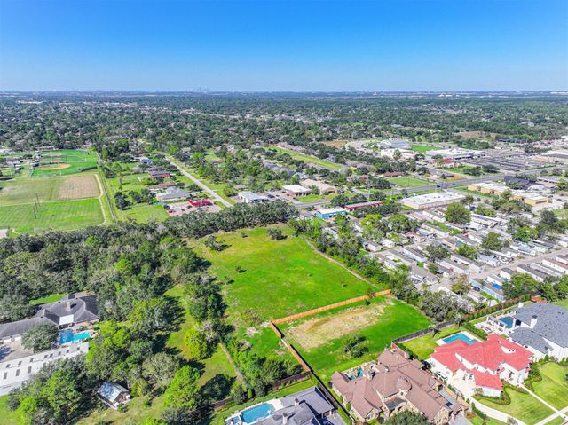 300 W Edgewood Drive, Friendswood, TX 77546