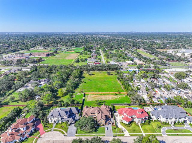 300 W Edgewood Drive, Friendswood, TX 77546