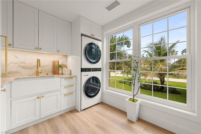 9015 Mockingbird DR, Sanibel, FL 33957