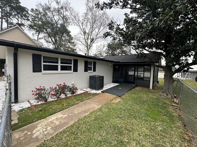 15124 Cozy Cove Lane, Willis, TX 77318