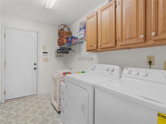 207 Williamsburg Circle, Mcdonough, GA 30253